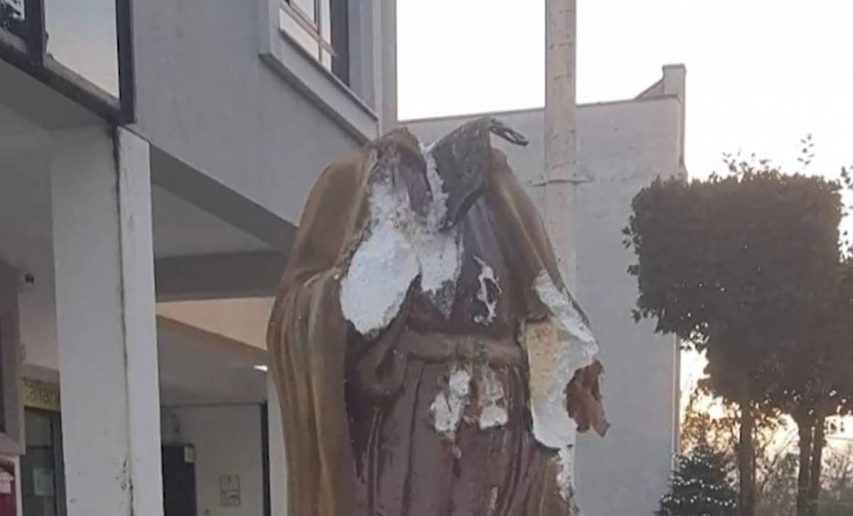 Distrugge a pugni la statua di San Bartolomeo: la furia dell'egiziano